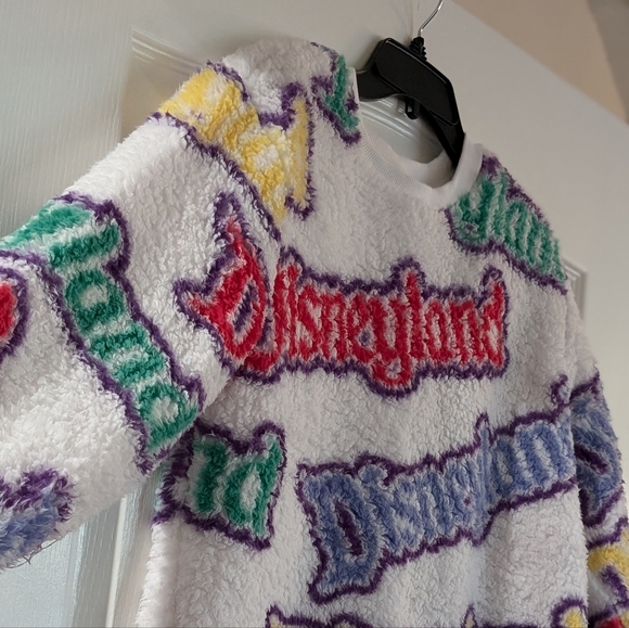 Disneyland Crewneck Sweater Adult Unisex M White Sherpa Fluffy Fleece. Disneylan - Picture 2 of 4